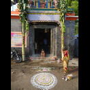 vor einem kleinen Tempel mit der Künstlerin